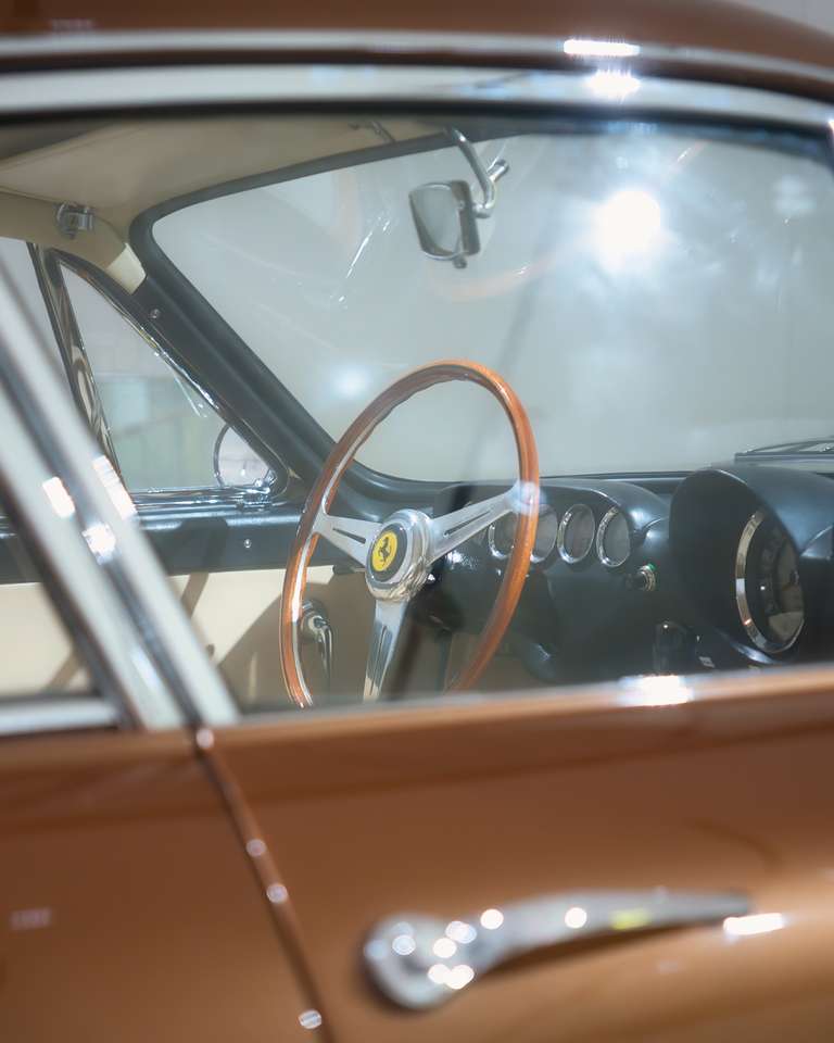Historisches Ferrari-Lenkrad im Enzo Ferrari Museum in Modena.