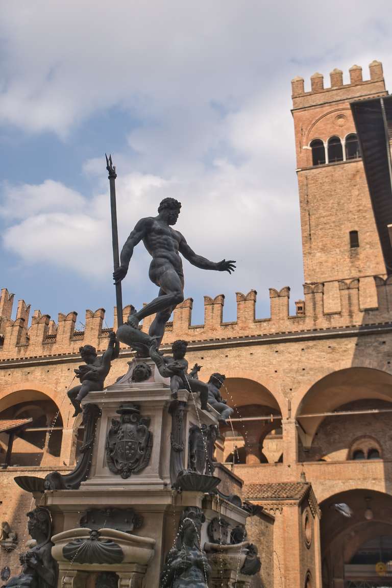 Der Neptunbrunnen am Piazza Maggiore in Bologna.