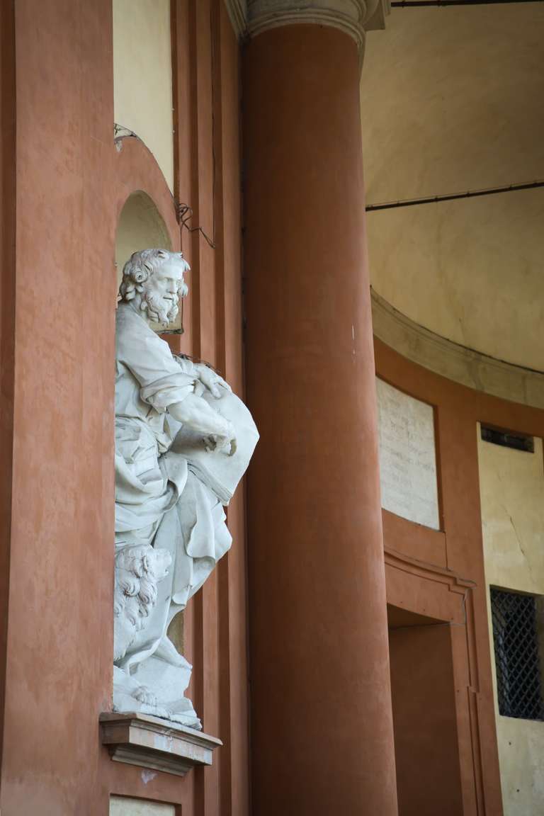 Skulptur an der barocken Fassade des Santuario della Madonna di San Luca.