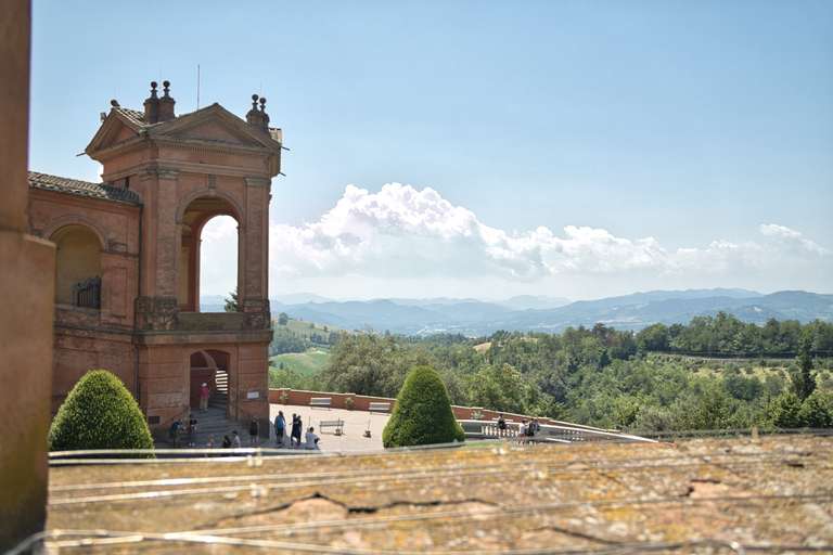 Außenansicht der Wallfahrtskirche Madonna di San Luca mit Blick auf die Umgebung.