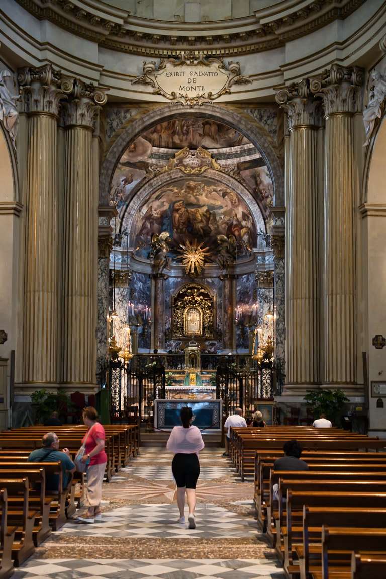 Blick in den Innenraum des Santuario della Madonna di San Luca in Bologna.