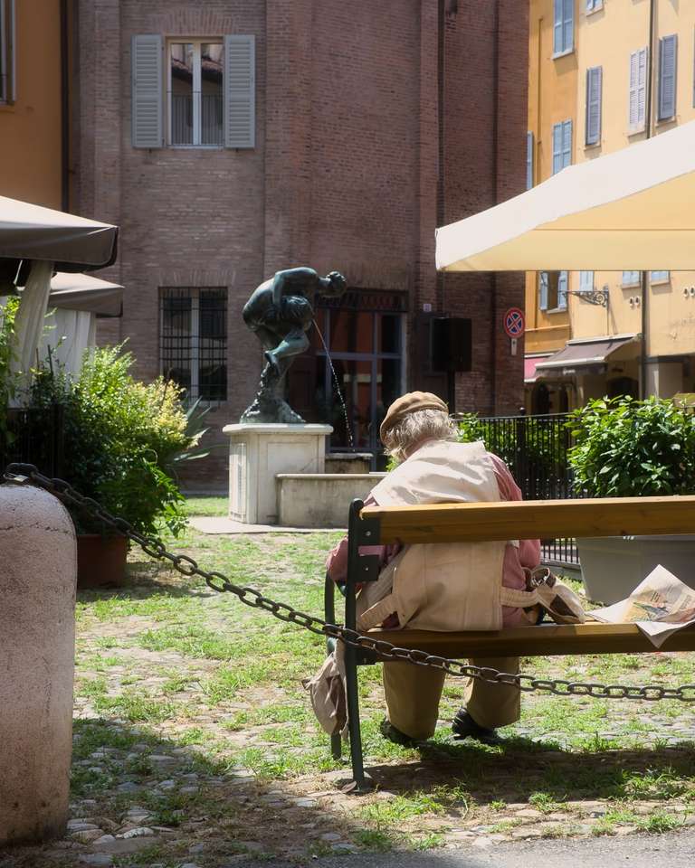 Ruhiger Platz mit Statue in der historischen Altstadt von Modena.