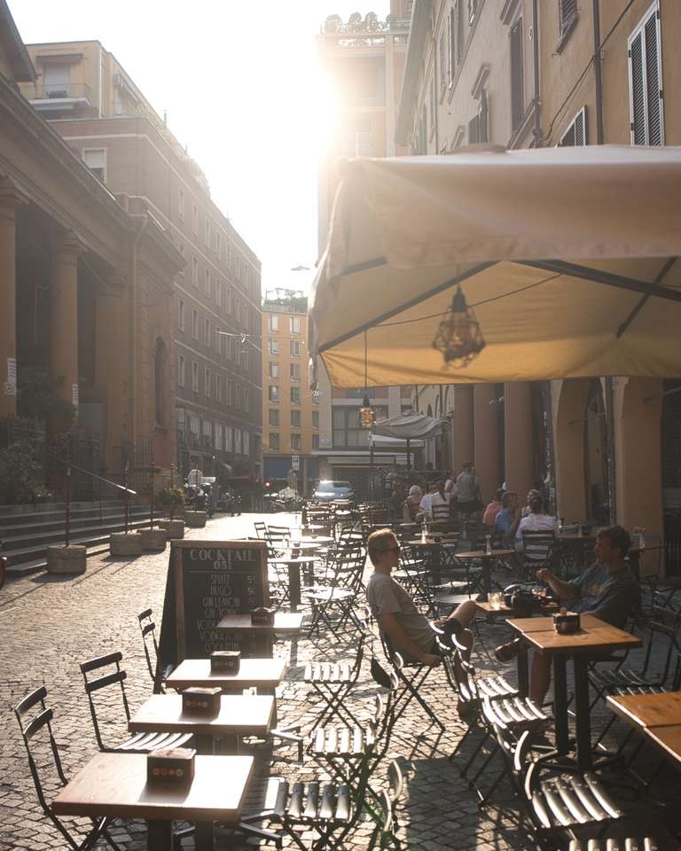 Lokale in der Via Belvedere.