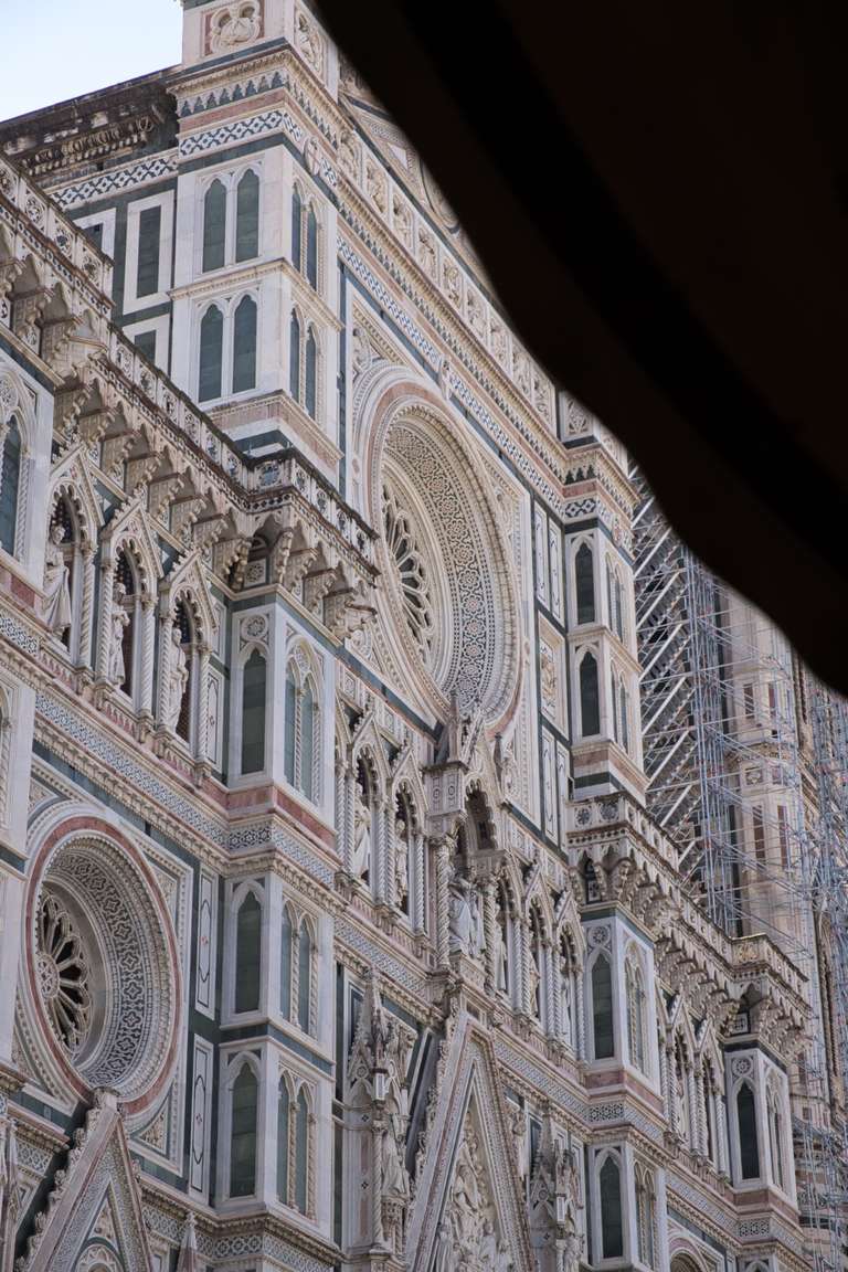 Die detaillreiche Fassade des Dom von Florenz.