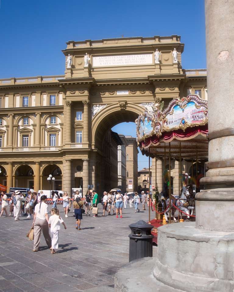 Dar Piazza della Repubblica in Florenz.