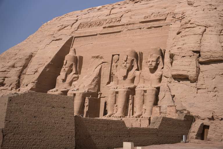 Großer Tempel von Ramses II. mit vier Kolossalstatuen in Abu Simbel