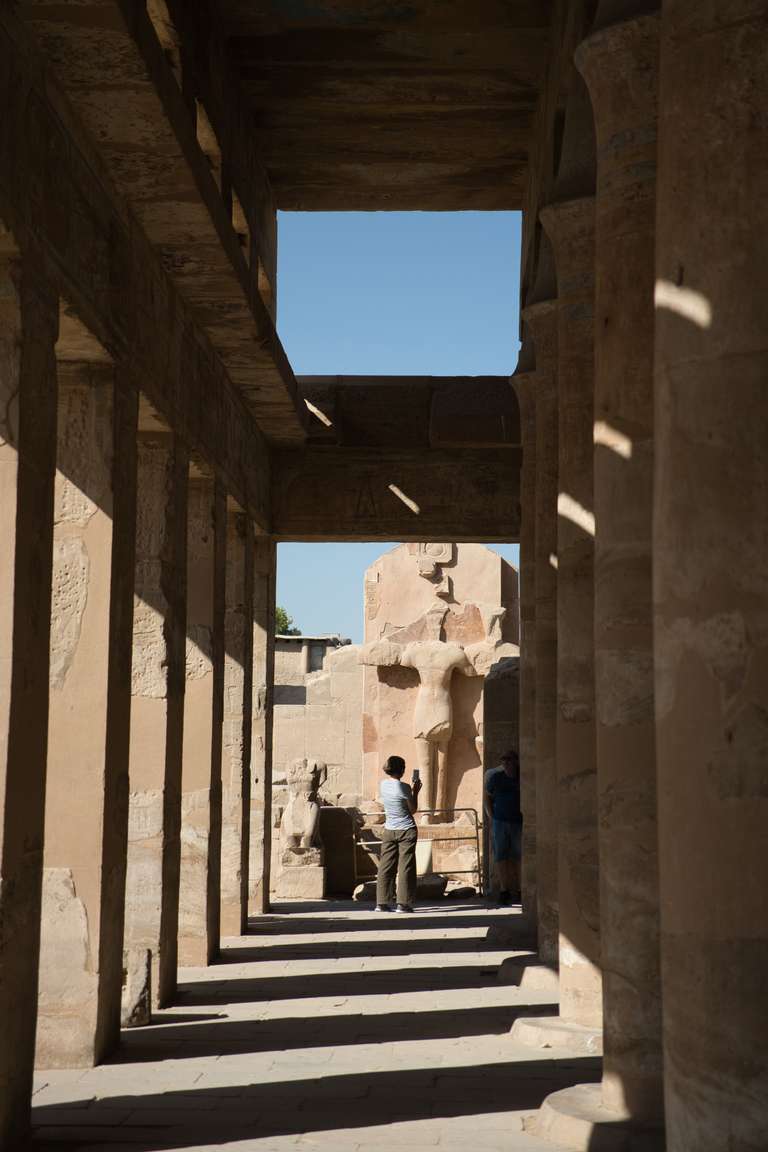 Monumentale Säulen im Karnak-Tempel in Luxor