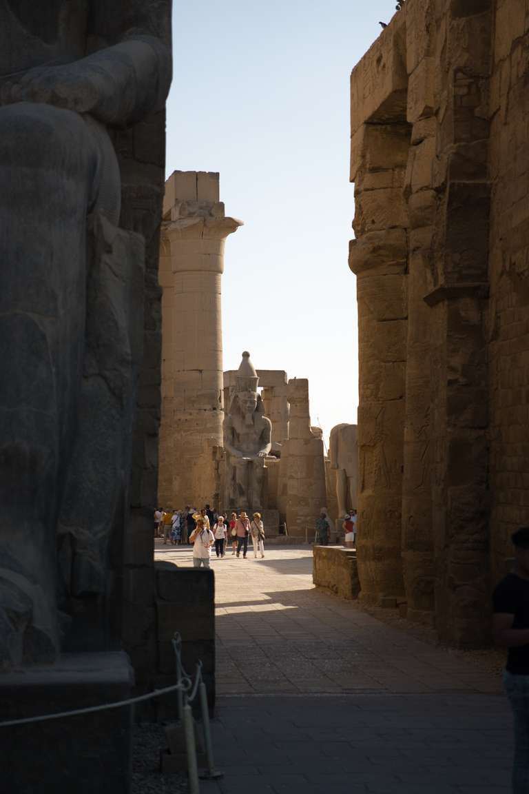 Pylon und Statuen am Eingang des Luxor-Tempels