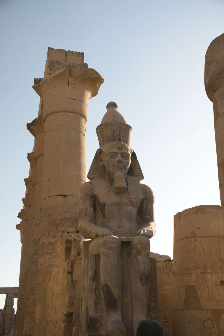 Zwei monumentale Memnonkolosse auf der Westseite von Luxor