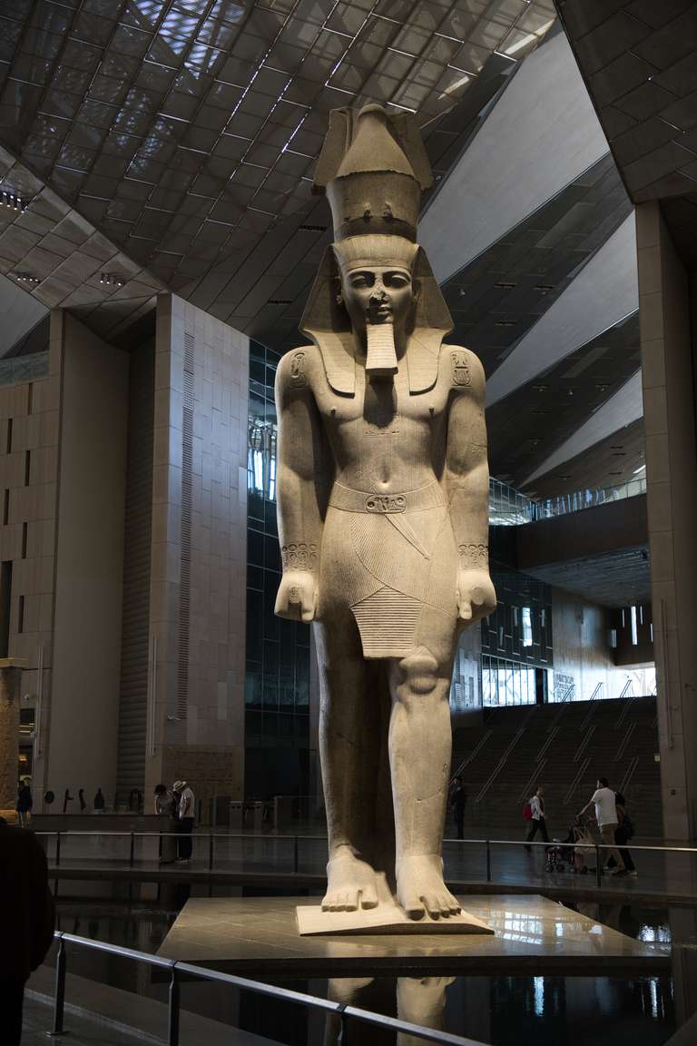 Statue des Ramses II im Neuen Ägyptischen Museum