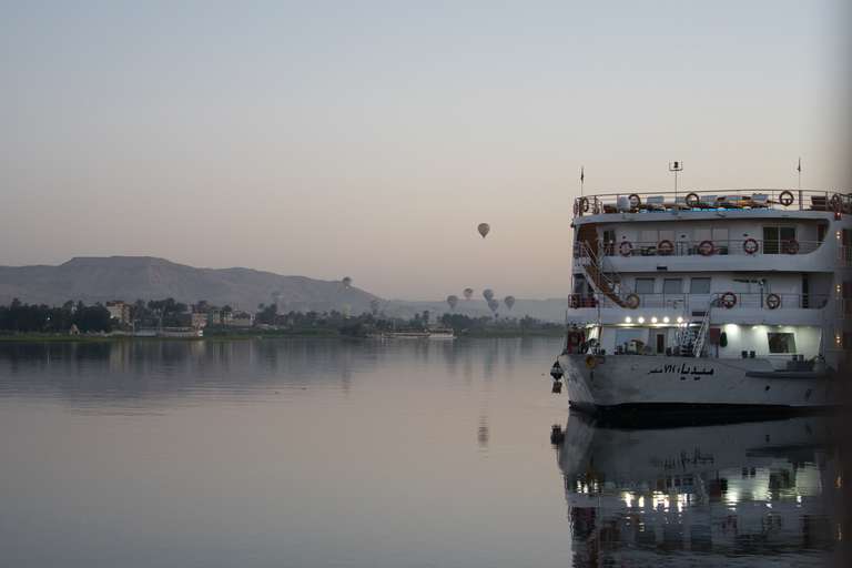 Kreuzfahrtschiff auf dem Nil zwischen Assuan und Luxor